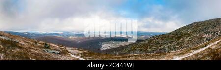 Wunderschönes Panorama der Winterberge bei sonnigem Wetter Stockfoto
