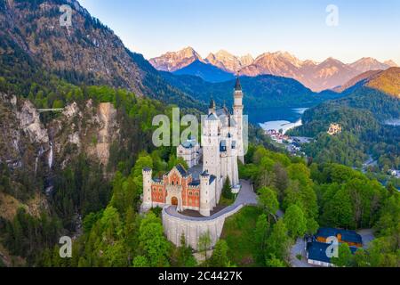 Deutschland, Bayern, Hohenschwangau, Drohne Blick auf Schloss Neuschwanstein im Frühjahr Stockfoto