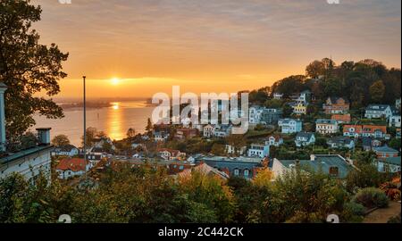 Deutschland, Hamburg, Vorburbanhäuser und Blankenese bei Sonnenuntergang Stockfoto