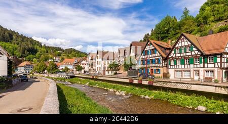 Deutschland, Baden-Württemberg, Schiltach, Kinzig Fluss fließt durch die Altstadt Stockfoto