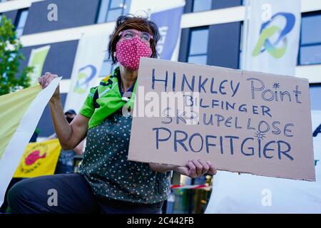 Mannheim, Deutschland. Juni 2020. Ein Aktivist der Anti-Atomorganisation '.aired' hält vor dem Hauptquartier des Baudienstleisters Bilfinger ein Schild mit der Aufschrift 'Hinkley Point Bilfinger skrupellose Profitgier'. Der Protest richtet sich gegen das Atomgeschäft des Unternehmens. Bilfinger hält heute seine Online-Hauptversammlung ab. Quelle: Uwe Anspach/dpa/Alamy Live News Stockfoto