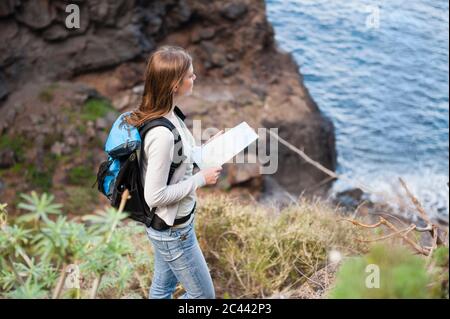 Wandererin mit Karte auf Aussichtspunkt, Teneriffa, Balearen, Spanien Stockfoto