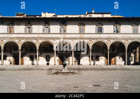 Italien, Toskana, Florenz, leere Piazza della Santissima Annunziata inmitten Coronavirus Pandemie Stockfoto