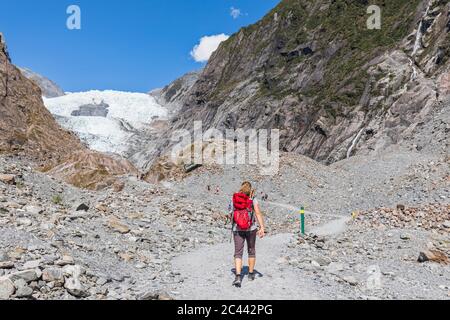 Neuseeland, Westland District, Franz Josef, Backpacker-Wanderinnen im Franz Josef Glacier Stockfoto