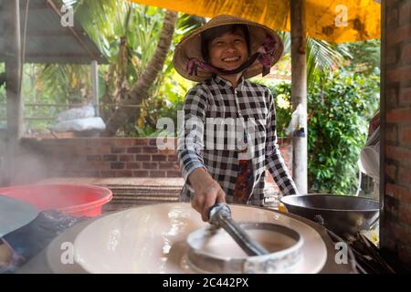 Frau, die Nudeln zu Hause produziert, Ho Chi Minh, Vietnam Stockfoto