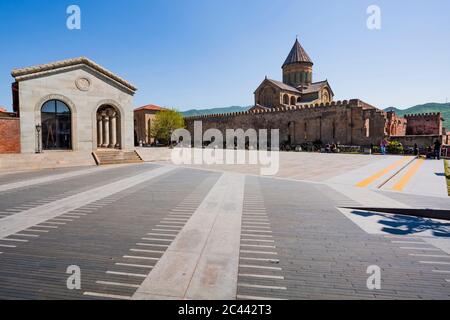 Georgien, Mzcheta-Mtianeti, Mzcheta, leerer Platz vor dem Kloster Samtawro Stockfoto