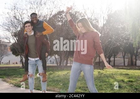 Glückliche Freunde verbringen Zeit im Park zusammen Stockfoto