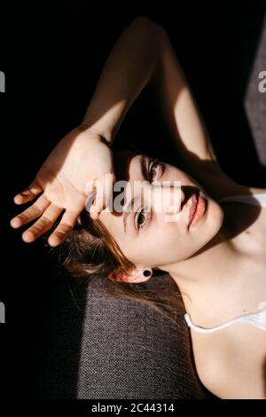 Hochwinkel Porträt von selbstbewussten schönen Frau auf Sofa zu Hause liegen Stockfoto