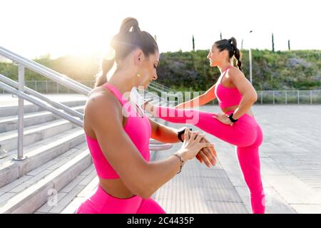 Junge Zwillingsschwestern trainieren über Schritte Stockfoto