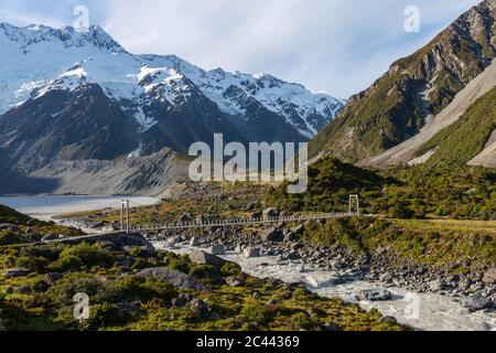 Neuseeland, Canterbury, Hängebrücke über Hooker River im Aoraki Mount Cook Nationalpark Stockfoto