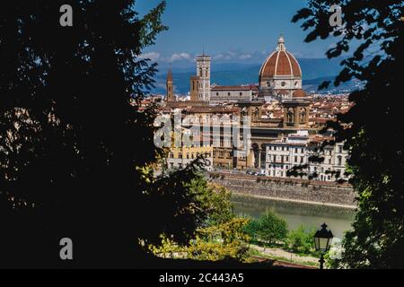 Italien, Toskana, Florenz, Kathedrale Santa Maria del Fiore Kuppel und Gebäude in der Altstadt Stockfoto