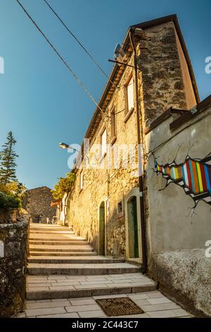 27. Oktober 2019 - Cerro al Volturno, Isernia, Molise, Italien - EIN Blick auf das alte Dorf mit Häusern und Gassen. Wunderschöne künstlerische Wandbilder. Der Stockfoto