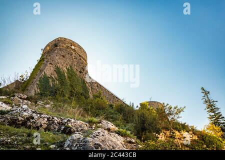 27. Oktober 2019 - Cerro al Volturno, Isernia, Molise, Italien - die mittelalterliche Burg Pandone steht auf dem Hügel, auf einem Felsvorsprung. Der große Stein Stockfoto