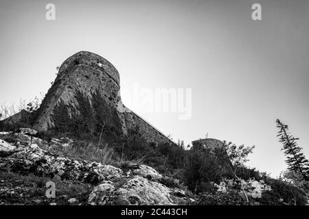 27. Oktober 2019 - Cerro al Volturno, Isernia, Molise, Italien - die mittelalterliche Burg Pandone steht auf dem Hügel, auf einem Felsvorsprung. Der große Stein Stockfoto