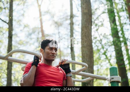 Sportler trainieren am Klettergerüst im Wald Stockfoto