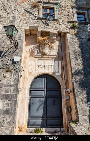 27. Oktober 2019 - Cerro al Volturno, Isernia, Molise, Italien - eine Gasse von Treppen führt zum Eingang des mittelalterlichen Schloss Pandone. Der große ston Stockfoto
