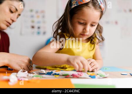 Mutter und Tochter basteln zu Hause Stockfoto