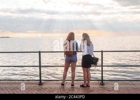 Ansicht der Rückseite des Freunde am Øresund-Brücke über das Meer gegen bewölkter Himmel Stockfoto