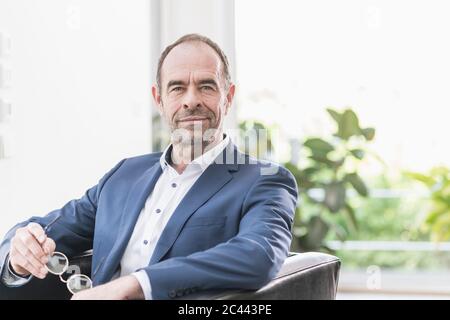 Porträt des Kaufmanns in Sessel Stockfoto