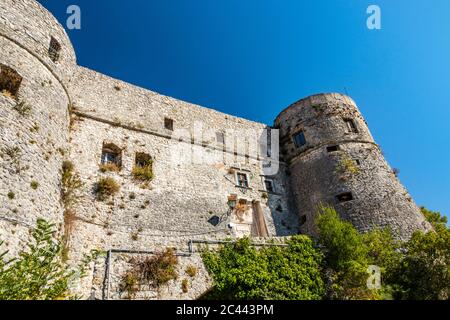 27. Oktober 2019 - Cerro al Volturno, Isernia, Molise, Italien - eine Gasse von Treppen führt zum Eingang des mittelalterlichen Schloss Pandone. Der große ston Stockfoto