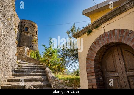 27. Oktober 2019 - Cerro al Volturno, Isernia, Molise, Italien - eine Gasse von Treppen führt zum Eingang des mittelalterlichen Schloss Pandone. Der große ston Stockfoto