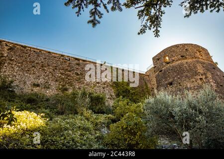 27. Oktober 2019 - Cerro al Volturno, Isernia, Molise, Italien - die mittelalterliche Burg Pandone steht auf dem Hügel, auf einem Felsvorsprung. Der große Stein Stockfoto