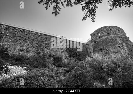 27. Oktober 2019 - Cerro al Volturno, Isernia, Molise, Italien - die mittelalterliche Burg Pandone steht auf dem Hügel, auf einem Felsvorsprung. Der große Stein Stockfoto