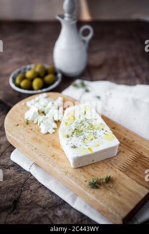 Feta-Käse auf Schneidebrett Stockfoto