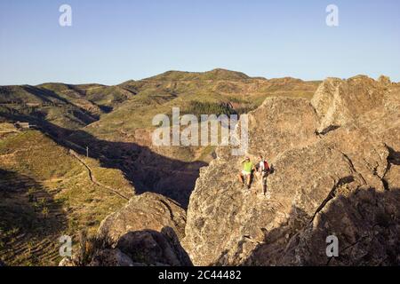 Spanien, Kanarische Inseln, La Gomera, zwei Wanderer ruht auf Ridge auf den Table Mountain Stockfoto