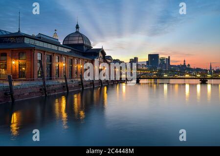 Deutschland, Hamburg, Fischauktionshalle an der Elbe bei Sonnenaufgang Stockfoto