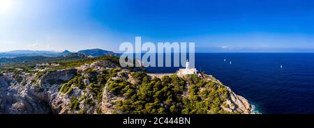 Spanien, Mallorca, Cala Ratjada, Hubschrauberblick über den Leuchtturm Far de Capdepera im Sommer Stockfoto