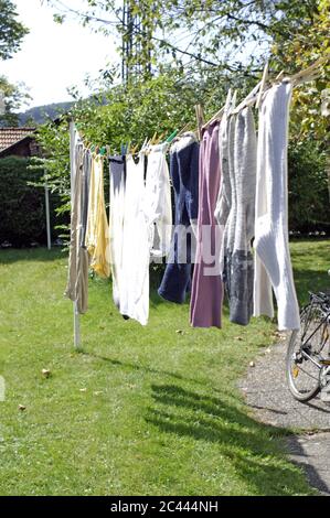 Wäsche hängt im Garten auf der Leine trocknen Stockfotografie Alamy