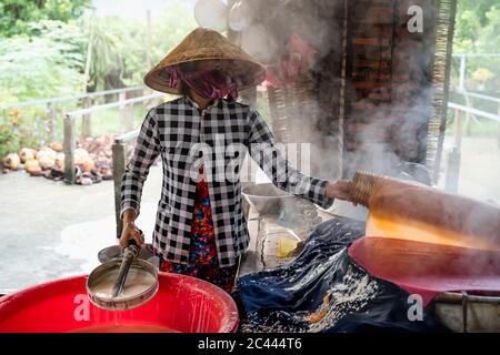 Frau, die Nudeln zu Hause produziert, Ho Chi Minh, Vietnam Stockfoto