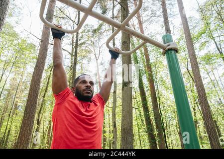 Sportler trainieren im Klettergerüst im Wald Stockfoto