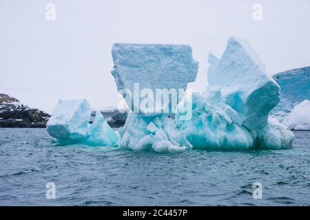 Eisberg schwimmt im südlichen Orkney Inseln Archipel Stockfoto