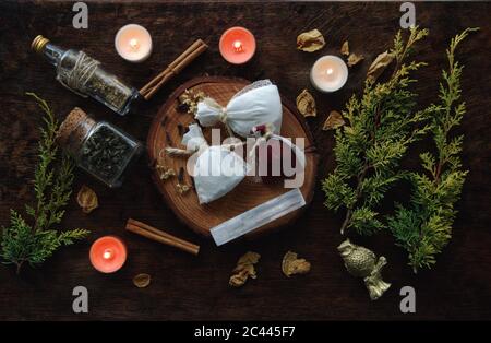 Yule Wintersonnenwende (Weihnachten) Feier themed magick Zauber Taschen gefüllt mit verschiedenen Kräutern, Gewürze, unter das Kissen für magische Nacht zu legen Stockfoto