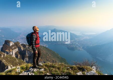 Rückansicht von Wanderern auf dem Berggipfel, Orobie Alps, Lecco, Italien Stockfoto