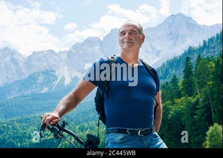 Senior Mann mit E-Bike Stockfoto