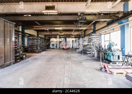 Leere Industriehalle in einer metallverarbeitenden Fabrik Stockfoto