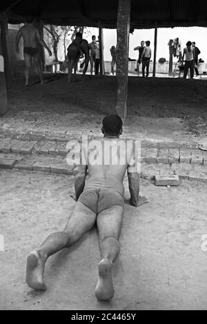 Das Bild des Aufwärmens exersice für alte Tradition des indischen Wrestling, bekannt als kusti, gedeiht in Varanasi Ghats, UP, Indien, Asien Stockfoto