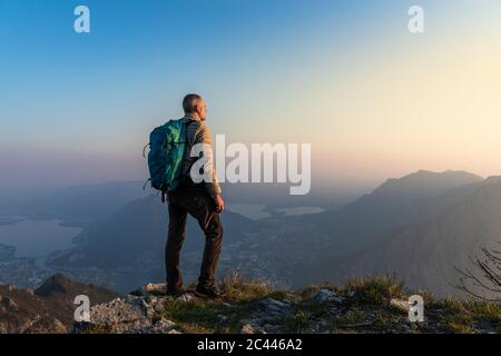 Rückansicht von Wanderern auf dem Berggipfel, Orobie Alps, Lecco, Italien Stockfoto