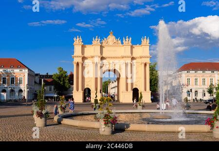 Potsdam, Deutschland. Juni 2020. Der Brunnen auf dem Luisenplatz vor der Kulisse des Brandenburger Tors im Abendlicht der untergehenden Sonne. Das Tor, das einem römischen Triumphbogen am westlichen Ende der Brandenburger Straße nachempfunden ist, wurde von Friedrich dem Großen zwischen 1770 und 1771 entworfen. Zu diesem Zweck wurde das alte, einfache Tor nach dem Ende des Siebenjährigen Krieges abgerissen. Der Architekt Carl von Gontard entwarf die Stadtseite, sein Schüler Georg Christian Unger entwarf die Landseite. Quelle: Soeren Stache/dpa-Zentralbild/ZB/dpa/Alamy Live News Stockfoto