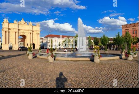 Potsdam, Deutschland. Juni 2020. Der Brunnen auf dem Luisenplatz vor der Kulisse des Brandenburger Tors im Abendlicht der untergehenden Sonne. Das Tor, das einem römischen Triumphbogen am westlichen Ende der Brandenburger Straße nachempfunden ist, wurde von Friedrich dem Großen zwischen 1770 und 1771 entworfen. Zu diesem Zweck wurde das alte, einfache Tor nach dem Ende des Siebenjährigen Krieges abgerissen. Der Architekt Carl von Gontard entwarf die Stadtseite, sein Schüler Georg Christian Unger entwarf die Landseite. Quelle: Soeren Stache/dpa-Zentralbild/ZB/dpa/Alamy Live News Stockfoto