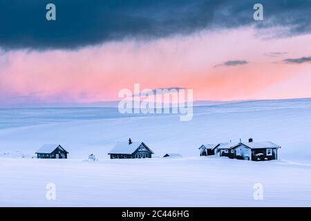 Abgelegene Ferienhäuser in Winterlandschaft, Tana, Norwegen Stockfoto