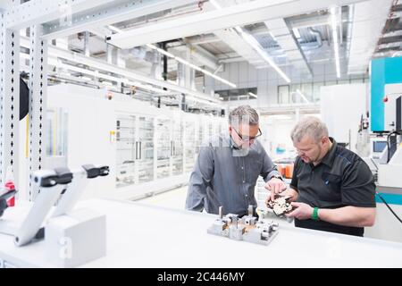 Zwei Männer untersuchen Produkt in einer Fabrik Stockfoto