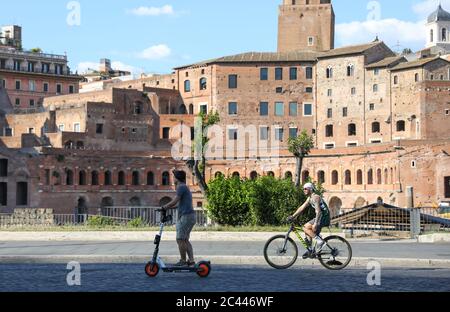 Rom, Italien. Juni 2020. Ein Mann fährt einen Elektroroller in Rom, Italien, 23. Juni 2020. Da Italien weiterhin die Regeln der Coronavirus-Sperre lockdown lockdown, Fußgänger, die auf die Straße zurückkehren, finden sich im Wettbewerb um Platz mit einer Art von Fahrzeug, das kaum im Land vor der Sperre - Elektro-Scooter gab.ZUM THEMA "Feature: E-Scooter geben in italienischen Stadtstraßen inmitten Pandemie, nicht alle zufrieden' Credit: Cheng Tingting/Xinhua/Alamy Live News Stockfoto