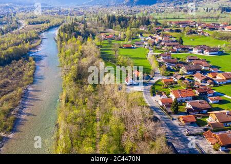 Deutschland, Bayern, Lenggries, Drohne Blick auf die Isar und die angrenzende Stadt im Frühjahr Stockfoto