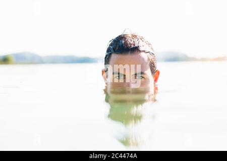 Porträt eines jungen Mannes, der im See baden soll Stockfoto
