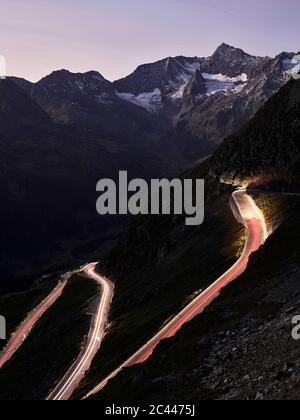 Hohe Betrachtungswinkel von leichten Wanderwegen auf Mountain Pass gegen Himmel bei Dämmerung, Südtirol, Italien Stockfoto