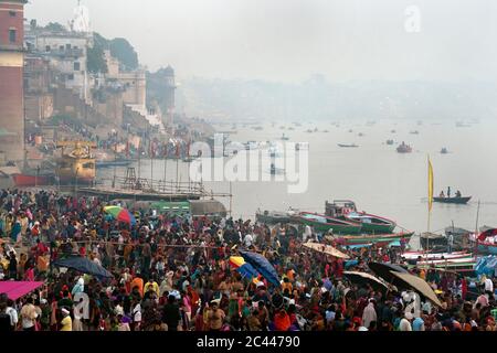 Das Bild von Pilgern bei Sonnenaufgang auf den Ghats oder heiligen Stufen von Varanasi, Ganges, Uttar Pradesh, Indien, Asien Stockfoto